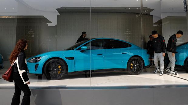 Xiaomi's first electric vehicle SU7 is displayed at a showroom of a newly opened Xiaomi store in Beijing, China March 25, 2024. REUTERS/Tingshu Wang