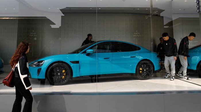 Potret Mobil Listrik Xiaomi SU7, Canggih Lebih Murah dari Tesla Xiaomi's first electric vehicle SU7 is displayed at a showroom of a newly opened Xiaomi store in Beijing, China March 25, 2024. REUTERS/Tingshu Wang