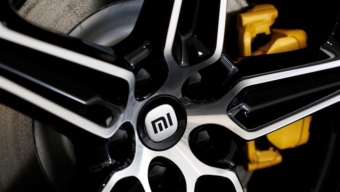 Xiaomi's first electric vehicle SU7 is displayed at a showroom of a newly opened Xiaomi store in Beijing, China March 25, 2024. REUTERS/Tingshu Wang