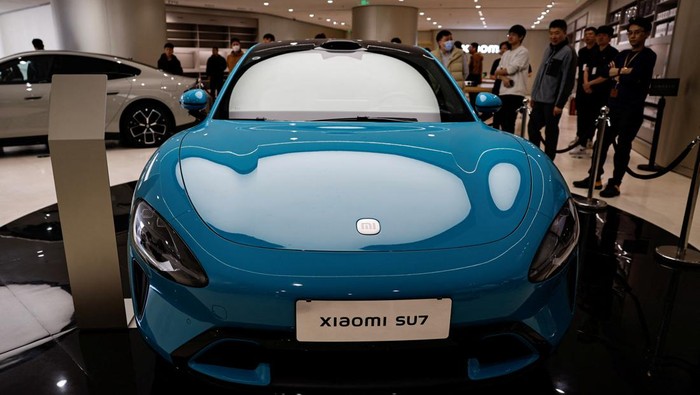 Xiaomi's first electric vehicle SU7 is displayed at a showroom of a newly opened Xiaomi store in Beijing, China March 25, 2024. REUTERS/Tingshu Wang