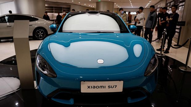 Xiaomi's first electric vehicle SU7 is displayed at a showroom of a newly opened Xiaomi store in Beijing, China March 25, 2024. REUTERS/Tingshu Wang