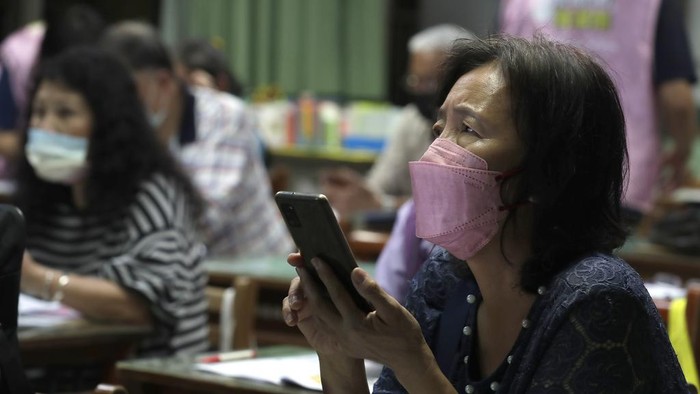 Potret Perjuangan Melawan Hoaks di Kalangan Lansia Taiwan Volunteers of Fake News Cleaner guide students through the LINE app to identify fake news during a class in Kaohsiung City, southern Taiwan, Thursday, March 16, 2023. An anti-misinformation group in Taiwan called Fake News Cleaner has hosted more than 500 events, connecting with college students, elementary-school children β and the seniors that, some say, are the most vulnerable to such efforts. (AP Photo/Chiang Ying-ying)