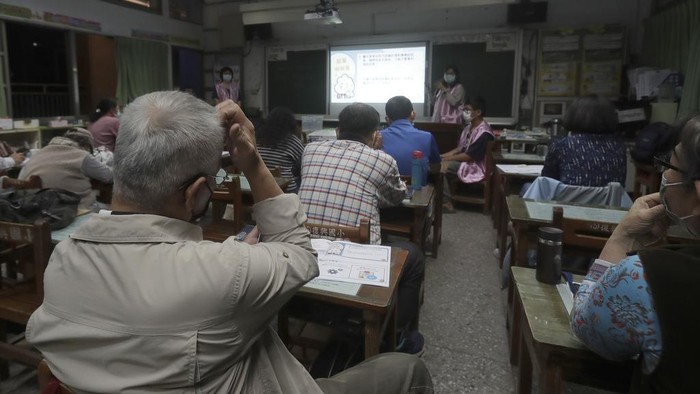 Potret Perjuangan Melawan Hoaks di Kalangan Lansia Taiwan Volunteers of Fake News Cleaner guide students through the LINE app to identify fake news during a class in Kaohsiung City, southern Taiwan, Thursday, March 16, 2023. An anti-misinformation group in Taiwan called Fake News Cleaner has hosted more than 500 events, connecting with college students, elementary-school children β and the seniors that, some say, are the most vulnerable to such efforts. (AP Photo/Chiang Ying-ying)