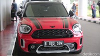 MINI Cooper yang disita dari Harvey Moeis itu berwarna merah.