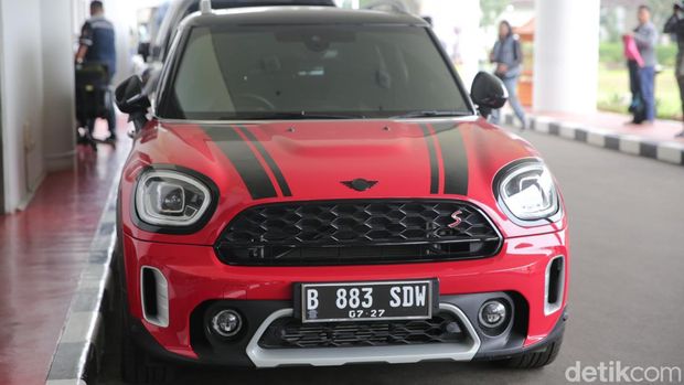 Mobil Rolls Royce dan MINI Cooper milik Harvey Moeis terparkir di Gedung Kejaksaan Agung, Jakarta, Selasa (2/4/2024). Penyidik Jaksa Agung Muda Tindak Pidana Khusus (Jampidsus) Kejaksaan Agung menyita dua mobil mewah dari kediaman Harvey Moeis, suami dari Sandra Dewi, yang jadi tersangka tindak pidana korupsi tata niaga timah wilayah Izin Usaha Pertambangan (IUP) PT Timah Tbk tahun 2015 hingga 2022.