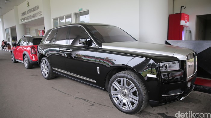 Mobil Rolls Royce dan MINI Cooper milik Harvey Moeis terparkir di Gedung Kejaksaan Agung, Jakarta, Selasa (2/4/2024). Penyidik Jaksa Agung Muda Tindak Pidana Khusus (Jampidsus) Kejaksaan Agung menyita dua mobil mewah dari kediaman Harvey Moeis, suami dari Sandra Dewi, yang jadi tersangka tindak pidana korupsi tata niaga timah wilayah Izin Usaha Pertambangan (IUP) PT Timah Tbk tahun 2015 hingga 2022.