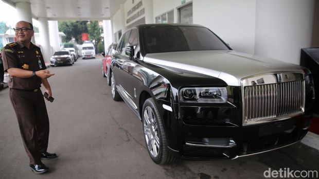 Mobil Rolls Royce dan MINI Cooper milik Harvey Moeis terparkir di Gedung Kejaksaan Agung, Jakarta, Selasa (2/4/2024). Penyidik Jaksa Agung Muda Tindak Pidana Khusus (Jampidsus) Kejaksaan Agung menyita dua mobil mewah dari kediaman Harvey Moeis, suami dari Sandra Dewi, yang jadi tersangka tindak pidana korupsi tata niaga timah wilayah Izin Usaha Pertambangan (IUP) PT Timah Tbk tahun 2015 hingga 2022.