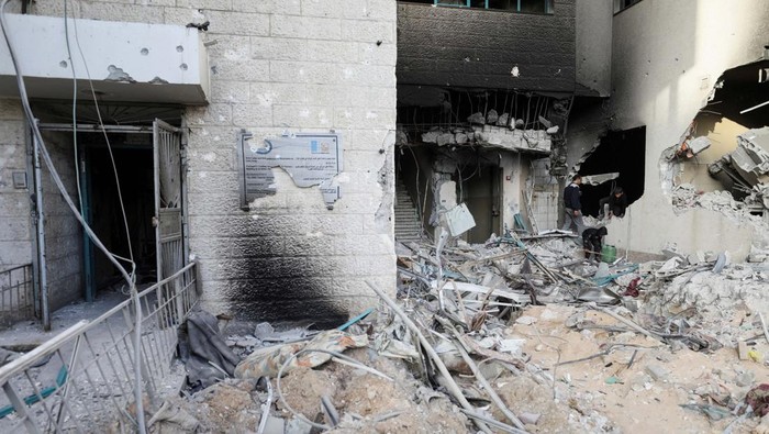 Palestinians inspect the damages at Al Shifa Hospital after Israeli forces withdrew from the Hospital and the area around it following a two-week operation, amid the ongoing conflict between Israel and Hamas, in Gaza City April 1, 2024. REUTERS/Dawoud Abu Alkas