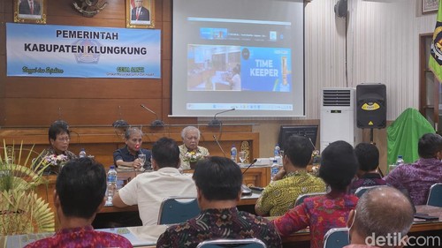PPN/BAPPENAS RI melakukan wawancara kepada pelaku usaha dan Pemkab Klungkung dalam ajang Penghargaan Pembangunan Daerah (PPD) 2024, Selasa (2/4/2024). (Putu Krista/detikBali)