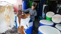 Permintaan beduk meningkat sebelum Idul Fitri. Alat ini biasanya dipakai untuk malam takbiran.