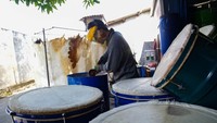 Abdul Manaf memproduksi beduk pesanan pembeli di Pondok Aren, Tangerang Selatan, Banten, Selasa (2/4/2024).