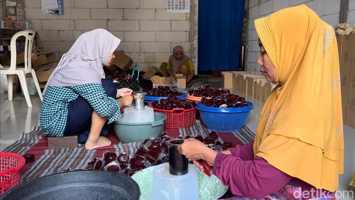Rumah produksi minuman sari buah kawista, milik Pai di Randuagung, Sumber, Rembang, Selasa (2/4/2024).
