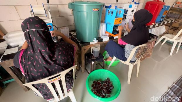 Rumah produksi minuman sari buah kawista, milik Pai di Randuagung, Sumber, Rembang, Selasa (2/4/2024).