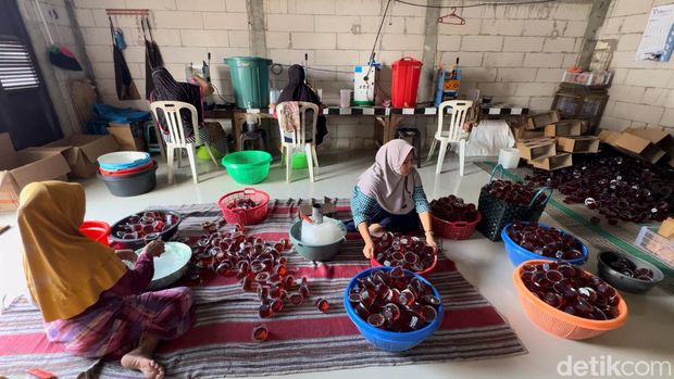 Rumah produksi minuman sari buah kawista, milik Pai di Randuagung, Sumber, Rembang, Selasa (2/4/2024).