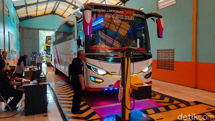Proses uji kelaikan bus mudik di Cimahi