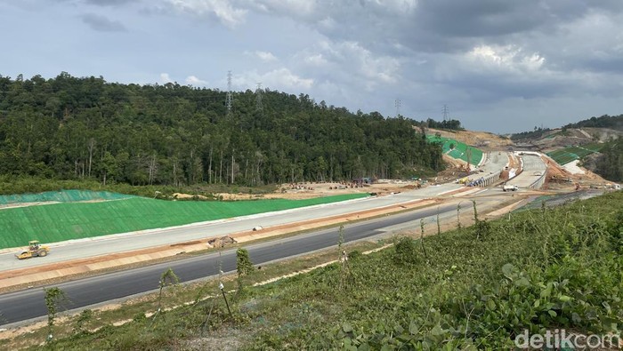 Proyek pekerjaan Jalan Tol Jembatan Pulau Balng di sisi Balikpapan.