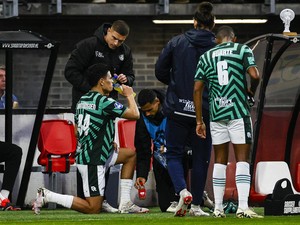 Momen Ragnar Oratmangoen Buka Puasa di Tengah Pertandingan