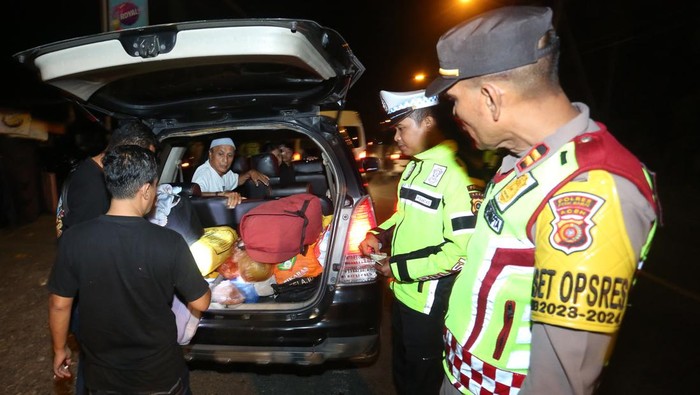 Personel Kepolisian Polres Aceh Barat memeriksa barang bawaan pengendara saat razia cipta kondisi di jalan lintas Nasional Medan-Banda Aceh Desa Suak Raya, Johan Pahlawan, Aceh Barat, Aceh, Senin (1/4/2024). Jajaran kepolisian Polda Aceh memperketat razia dengan sasaran senjata api, narkotika, bahan peledak, senjata tajam serta barang ilegal lainnya dengan tujuan untuk menciptakan kondisi aman sekaligus untuk mengantisipasi terjadinya kejahatan jelang lebaran. ANTARA FOTO/Syifa Yulinnas/foc.