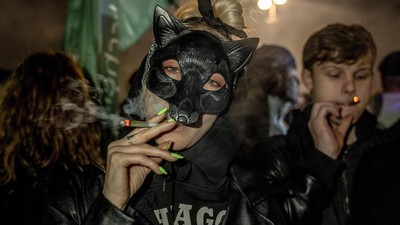 Resmi Dilegalkan, Warga Jerman Ramai-ramai Merokok Ganja