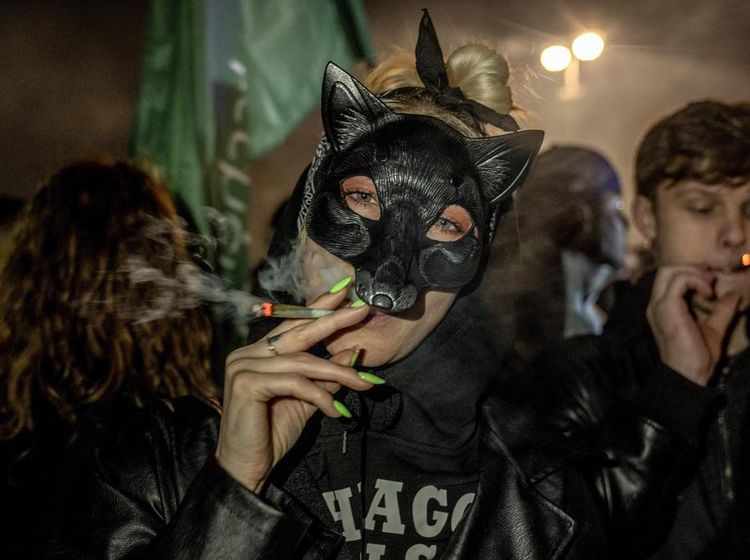 Resmi Dilegalkan, Warga Jerman Ramai-ramai Merokok Ganja