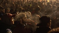 Ketika udang-undang itu mulai berlaku pada tengah malam, ratusan orang bersorak di Gerbang Brandenburg yang ikonik di Berlin, banyak di antara mereka yang menyalakan ganja bersama-sama dalam apa yang disebut oleh salah satu partisipan sebagai sedikit kebebasan ekstra. (AP Photo/Ebrahim Noroozi)