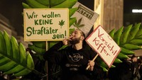Sebagai langkah selanjutnya dalam reformasi hukum, mulai 1 Juli, ganja akan bisa didapatkan secara legal melalui klub ganja di negara tersebut. Asosiasi yang diregulasi itu akan diizinkan untuk memiliki masing-masing hingga 500 anggota, dan akan bisa mendistribusikan hingga 50 gram ganja per orang setiap bulannya. (AP Photo/Ebrahim Noroozi)