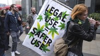 Sementara itu, rencana awal penjualan ganja melalui toko-toko berlisensi dibatalkan karena adanya penolakan dari Uni Eropa, meskipun undang-undang kedua sedang dalam proses untuk menguji coba penjualan ganja di toko-toko semacam itu yang ada di wilayah-wilayah percontohan. (Sebastian Willnow/dpa via AP)