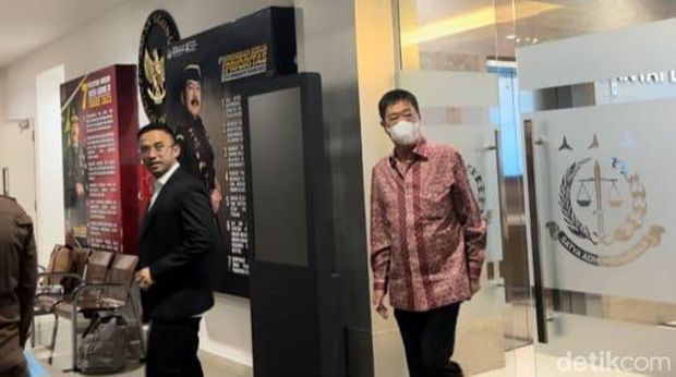 Robert Bonosusatya selesai diperiksa penyidik Kejagung terkait kasus dugaan korupsi dalam tata niaga komoditas timah wilayah IUP PT Timah Tbk tahun 2015-2022. (Rumondang N/detikcom)