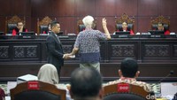 Romo Magnis diambil sumpahnya sebelum bersaksi.