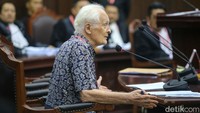 Romo Magnis, menyoroti pembagian bantuan sosial (bansos) yang dilakukan oleh Presiden yang disebutnya untuk memenangkan pasangan capres-cawapres dalam Pemilu 2024. Romo Magnis mengibaratkan hal yang dilakukan presiden sebagai pegawai yang mencuri uang di toko.