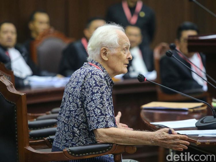 Romo Magnis Sebut Presiden Bagi Bansos demi Capres Bagai Pegawai Mencuri