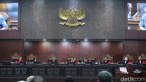 Romo Magnis menjadi ahli dari Ganjar Pranowo-Mahfud Md dalam sidang sengketa Pilpres di Gedung MK, Jakarta. Romo Magnis menyoroti pembagian bansos oleh Presiden.