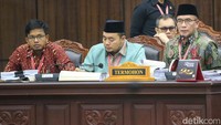 Sidang juga dihadiri termohon yaitu KPU dan kuasa hukum Paslon 02.