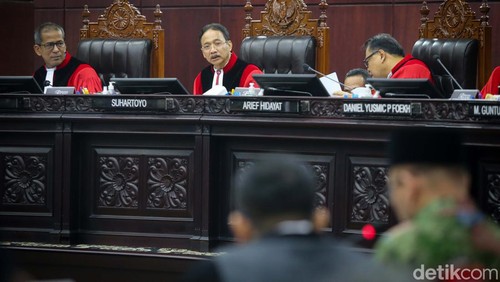 Romo Magnis menjadi ahli dari Ganjar Pranowo-Mahfud Md dalam sidang sengketa Pilpres di Gedung MK, Jakarta. Romo Magnis menyoroti pembagian bansos oleh Presiden.