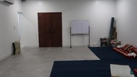 Musala di rumah Dewi Sandra yang luas untuk berkumpul dengan tamu. Foto: Tangkapan Layar via YouTube The Sungkars