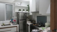Dapur kotor di rumah Dewi Sandra yang bernuansa putih. Foto: Tangkapan Layar via YouTube The Sungkars