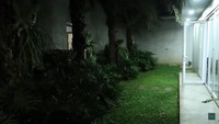 Pekarangan rumah Dewi Sandra yang banyak ditumbuhi pohon dan tanaman. Foto: Tangkapan Layar via YouTube The Sungkars
