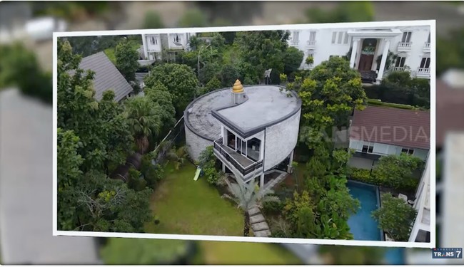 Begini penampakan rumah unik milik dr. Boyke Dian Nugraha. Keong menjadi inspirasi rumah kedua seksolog ini.  (Foto: YouTube/Trans7 Official)