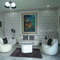 Putih mendominasi interior rumah. Berbagai benda seni seperti lukisan hingga patung karya seniman Hendra Gunawan ikut menghiasi. (Foto: YouTube/Trans7 Official)