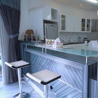 Beginilah penampakan dapur dr. Boyke. Desainnya modern dengan meja berlapis kaca melayang. (Foto: YouTube/Trans7 Official)