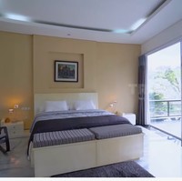 Kamar utama tampak lapang dengan jendela dan kaca pintu yang langsung menyajikan pemandangan Gunung Pancar. (Foto: YouTube/Trans7 Official)