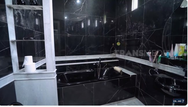 Kamar mandi hadir dalam nuansa monokrom. Dinding dilapisi granit hitam, sementara lantainya menggunakan marmer berwarna putih. (Foto: YouTube/Trans7 Official)