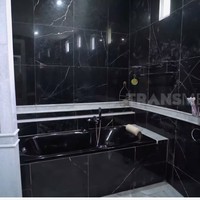 Kamar mandi hadir dalam nuansa monokrom. Dinding dilapisi granit hitam, sementara lantainya menggunakan marmer berwarna putih. (Foto: YouTube/Trans7 Official)