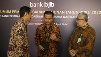 Penjabat (Pj) Gubernur Jawa Barat Bey Machmudin (tengah) berbincang dengan Direktur Utama bank bjb Yuddy Renaldi (kanan) dan Komisaris Utama Independen bank bjb Ventje Raharjo seusai menghadiri Rapat Umum Pemegang Saham Tahunan (RUPST) Tahun Buku 2023 di Grand Ballroom Trans Hotel Bandung, Jawa Barat, Selasa (2/4/2024).