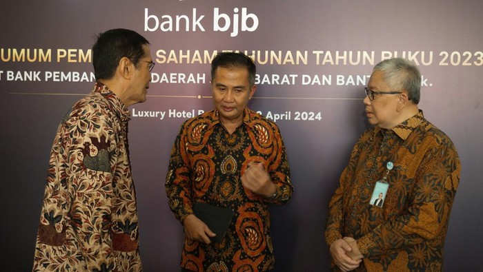 RUPST tahun buku 2023 bank bjb Penjabat (Pj) Gubernur Jawa Barat Bey Machmudin (tengah) berbincang dengan Direktur Utama bank bjb Yuddy Renaldi (kanan) dan Komisaris Utama Independen bank bjb Ventje Raharjo seusai menghadiri Rapat Umum Pemegang Saham Tahunan (RUPST) Tahun Buku 2023 di Grand Ballroom Trans Hotel Bandung, Jawa Barat, Selasa (2/4/2024). Agenda RUPST Tahun Buku 2023 membahas Persetujuan atas Laporan Tahunan termasuk pengesahan Laporan Keuangan Konsolidasian Perseroan dan Laporan Pelaksanaan Tugas Pengawasan Dewan Komisaris untuk tahun buku 2023 yang salah satunya tercatat laba sebesar Rp2,14 triliun dengan Non Performing Loan (NPL) alias rasio kredit macet yang terjaga dengan baik pada level 1,35 persen sepanjang 2023. ANTARA FOTO/Novrian Arbi/aww.