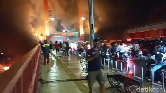 Saat kapal Jukung terbakar di Sungai Musi.
