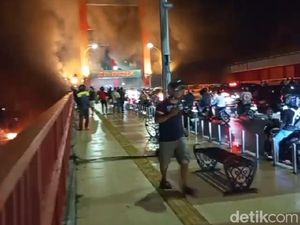 Bukan Tongkang, Camat SU I Ungkap Kapal Jukung yang Terbakar di Sungai Musi