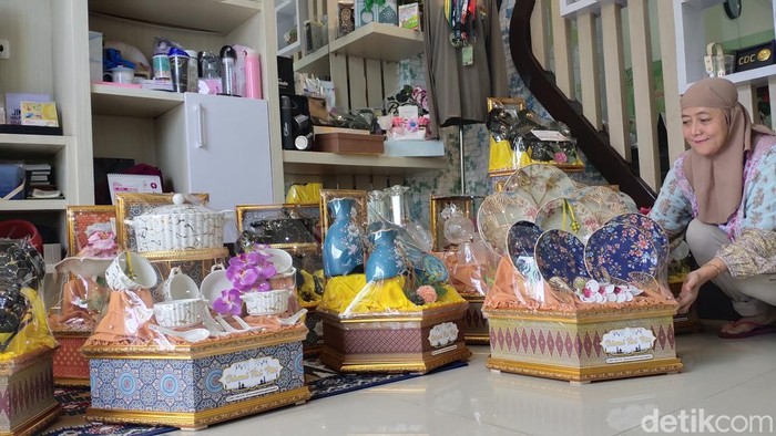Salah satu perajin hampers Gallery Glenda sedang menunjukan hampersnya.
