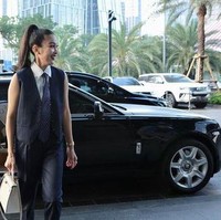 Keluar dari mobil Rolls Royce hitam miliknya, Sandra Dewi terlihat cantik dan menawan seperti biasanya. Dengan rambut yang diikat satu ke atas, ia tampil mengenakan kemeja putih tanpa lengan yang dipadukan dengan dasi dan luaran berwarna biru dongker. Foto: Instagram/Sandra Dewi