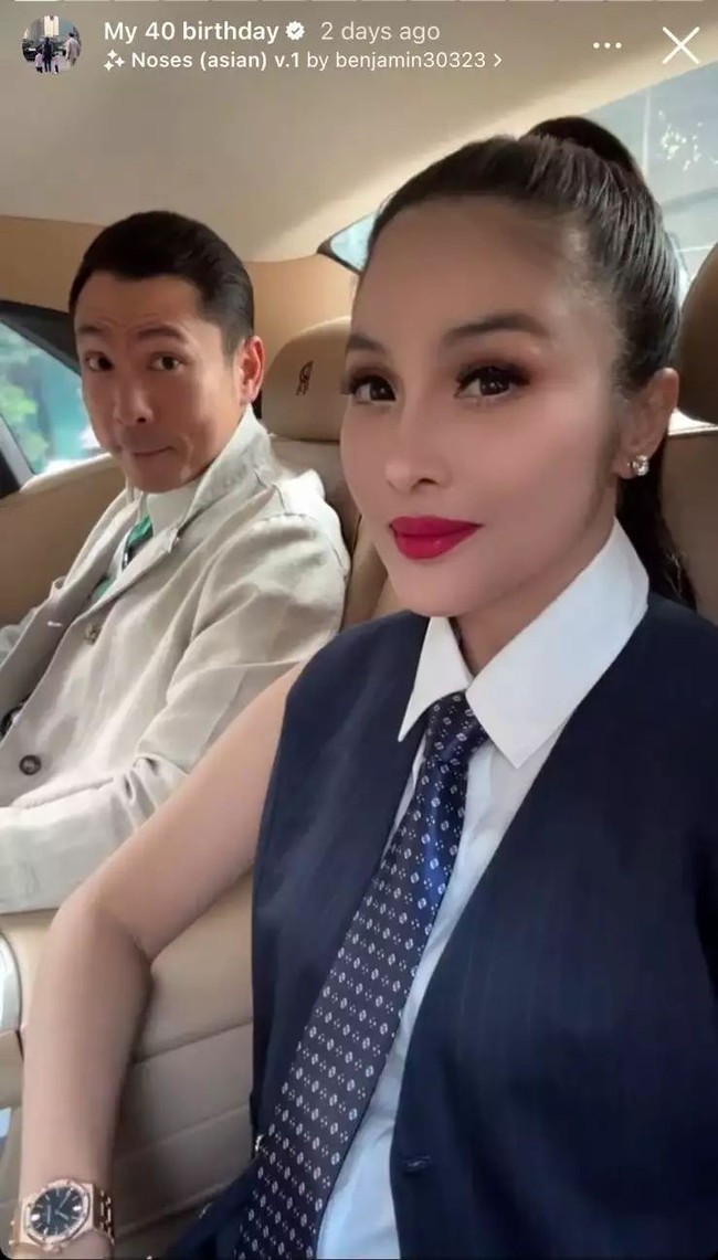Sandra juga terlihat beberapa kali melakukan wefie di dalam mobil mewahnya itu bersama sang suami, Harvey Moeis. Tampil dengan makeup mata yang cukup tebal, Sandra menatap ke arah kamera. Foto: Instagram/Sandra Dewi